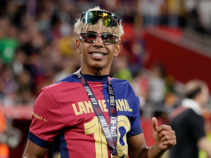 SEVILLA, SPAIN - APRIL 26: Lamine Yamal of FC Barcelona celebrates the victory  during the Spanish Copa del Rey  match between Real Madrid v FC Barcelona at the Estadio de la Cartuja on April 26, 2025 in Sevilla Spain (Photo by Eric Verhoeven/Soccrates/Getty Images)