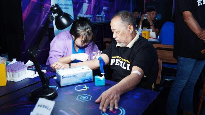 Sejumlah lansia mengikuti pemeriksaan kesehatan gratis di kawasan Ampera, Jakarta Selatan.