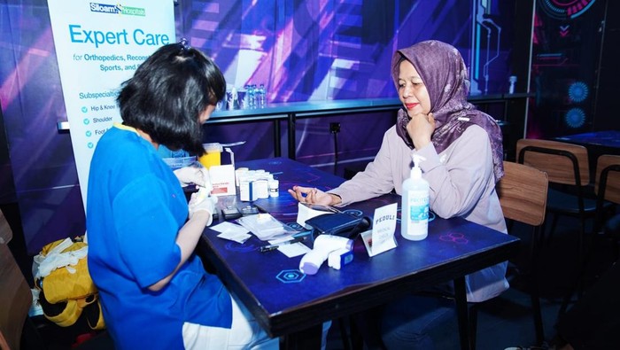 Sejumlah lansia mengikuti pemeriksaan kesehatan gratis di kawasan Ampera, Jakarta Selatan.