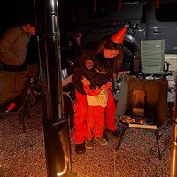 Kedekatan Lee Si Young dan putranya membuat netizen haru. Sang aktris telah mengurus perceraian dengan suaminya, seorang pengusaha konglomerat di bidang kuliner, Cho Seung Hyun sejak awal tahun 2025. Foto: dok. Instagram @leesiyoung38