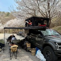 Perjalanan Lee Si Young dan putranya yang berusia delapan tahun, Jung Yoon dimulai dengan camping di tengah hutan penuh hamparan pohon sakura. Mereka menyewa sebuah campervan dan menghabiskan malam sambil barbeque. Foto: dok. Instagram @leesiyoung38