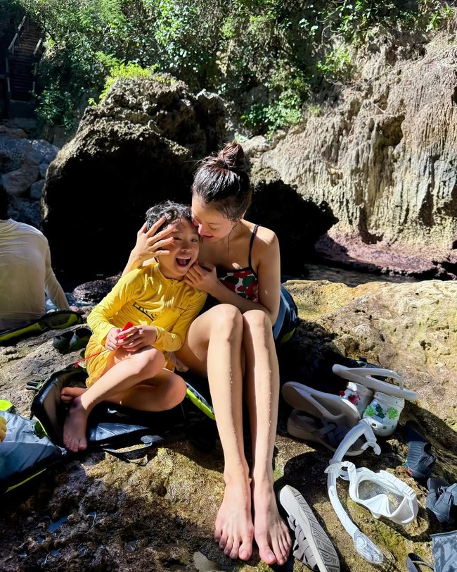 “Grotto ini (gua dalam bahasa Jepang), salah satu dari tiga tempat menyelam terbaik di dunia. Dan ini cintaku, Jung Yoon,” tulis Lee Si Young sebagai caption. Tampak momen manis Lee Si Young memeluk putranya dalam balutan baju renang. Foto: dok. Instagram @leesiyoung38