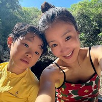 Lee Si Young Minta Maaf Dituduh Tak Sopan Saat Liburan di AS Bareng Anaknya Lee Si Young Minta Maaf Dituduh Tak Sopan Saat Liburan di AS Bareng Anaknya