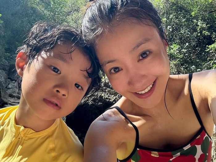 Lee Si Young liburan bersama anaknya setelah cerai dari suami konglomerat