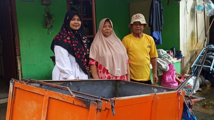 Legiman dan istri (tengah)
