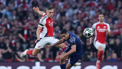 LONDON, ENGLAND - APRIL 29: Achraf Hakimi of Paris Saint-Germain is challenged by Leandro Trossard of Arsenal during the UEFA Champions League 2024/25 Semi Final First Leg match between Arsenal FC and Paris Saint-Germain at Emirates Stadium on April 29, 2025 in London, England. (Photo by Michael Steele/Getty Images)