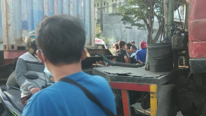 Lokasi truk tabrak sejumlah kendaraan di Driyorejo, Gresik.