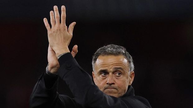 Soccer Football - Champions League - Semi Final - First Leg - Arsenal v Paris Saint Germain - Emirates Stadium, London, Britain - April 29, 2025 Paris St Germain coach Luis Enrique applauds fans after the match Action Images via Reuters/Andrew Couldridge