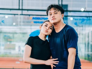Gaya Mahalini Main Padel Bareng Rizky Febian, Stylish Dengan Outfit Monokrom