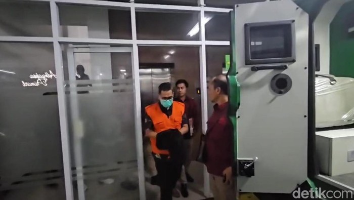 Mantan direktur PT RSA ditahan Kejati Jateng karena dugaan korupsi di Cilacap senilai Rp 237 miliar, Rabu (30/4/2025).