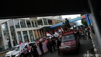 Kuasa hukum Suryatati-Ii Sumirat menyampaikan orasinya. Demonstrasi dijaga sejumlah aparat kepolisian.