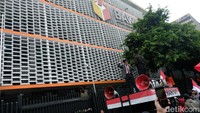 Diketahui, pasangan calon Bupati dan Wakil Bupati Bengkulu Selatan nomor urut 02 Suryatati-Ii Sumirat resmi melakukan gugatan ke Mahkamah Konstitusi (MK) terkait hasil PSU yang dimenangkan paslon nomor urut 03 Rifai Tajudin-Yevri Sudianto.