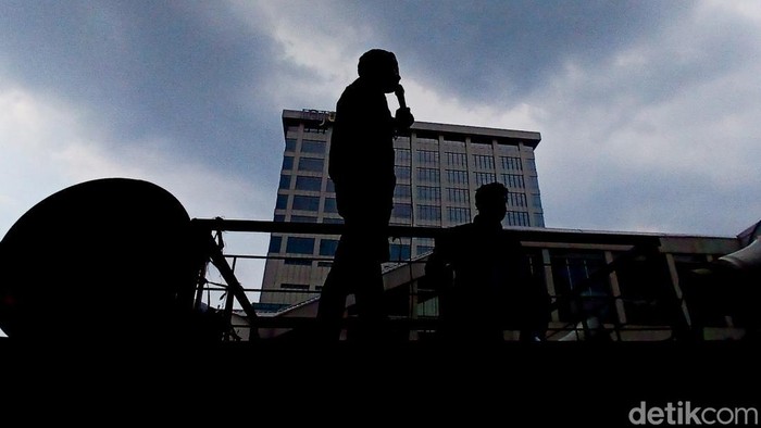 Massa Demo Dugaan Kecurangan PSU Bengkulu Selatan di Bawaslu Massa menggelar demonstrasi di depan gedung Bawaslu RI, Jakarta. Mereka memprotes dugaan kecurangan pemungutan suara ulang (PSU) Pilbup Bengkulu Selatan 2025.