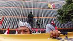 Massa Demo Dugaan Kecurangan PSU Bengkulu Selatan di Bawaslu