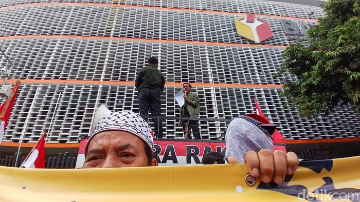 Massa Demo Dugaan Kecurangan PSU Bengkulu Selatan di Bawaslu Massa menggelar demonstrasi di depan gedung Bawaslu RI, Jakarta. Mereka memprotes dugaan kecurangan pemungutan suara ulang (PSU) Pilbup Bengkulu Selatan 2025.