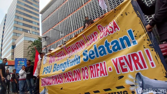 Massa Demo Dugaan Kecurangan PSU Bengkulu Selatan di Bawaslu Massa menggelar demonstrasi di depan gedung Bawaslu RI, Jakarta. Mereka memprotes dugaan kecurangan pemungutan suara ulang (PSU) Pilbup Bengkulu Selatan 2025.