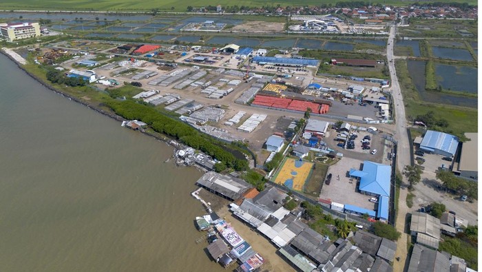 Foto udara suasana pembangunan Pelabuhan Patimban fase 1 dan 2 di Patimban, Subang, Jawa Barat, Rabu (30/4/2025). Pemerintah menargetkan proyek pengembangan Pelabuhan Patimban fase 1 dan 2 yang meliputi terminal mobil berkapasitas 600.000 completely build up (CBU) dan terminal kontainer berkapasitas 1,9 juta TEUs dengan anggaran mencapai Rp40 triliun  selesai pada akhir kuartal IV 2025. ANTARA FOTO/Dedhez Anggara/foc.