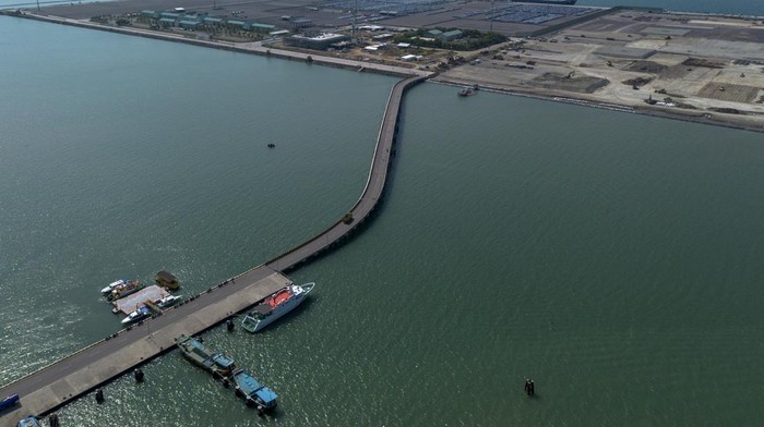 Foto udara suasana pembangunan Pelabuhan Patimban fase 1 dan 2 di Patimban, Subang, Jawa Barat, Rabu (30/4/2025). Pemerintah menargetkan proyek pengembangan Pelabuhan Patimban fase 1 dan 2 yang meliputi terminal mobil berkapasitas 600.000 completely build up (CBU) dan terminal kontainer berkapasitas 1,9 juta TEUs dengan anggaran mencapai Rp40 triliun selesai pada akhir kuartal IV 2025. ANTARA FOTO/Dedhez Anggara/foc.