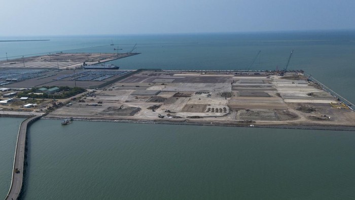 Foto udara suasana pembangunan Pelabuhan Patimban fase 1 dan 2 di Patimban, Subang, Jawa Barat, Rabu (30/4/2025). Pemerintah menargetkan proyek pengembangan Pelabuhan Patimban fase 1 dan 2 yang meliputi terminal mobil berkapasitas 600.000 completely build up (CBU) dan terminal kontainer berkapasitas 1,9 juta TEUs dengan anggaran mencapai Rp40 triliun  selesai pada akhir kuartal IV 2025. ANTARA FOTO/Dedhez Anggara/foc.