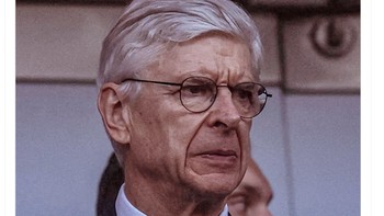 Pelatih legendaris Arsenal Arsene Wenger ikut menyaksikan pertandingan semalam. Foto: X.com