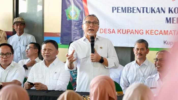 Menko Pangan Zulkifli Hasan (Zulhas) meninjau pelaksanaan Musyawarah Desa Kelurahan Khusus (Musdesus) dan Unit Usaha Koperasi Desa Merah Putih di Sidoarjo, Jawa Timur (Dok Istimewa)