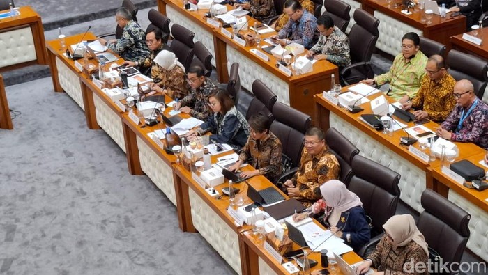 Menteri Ekonomi Kreatif/Kepala Badan Ekonomi Kreatif (MenEkraf/KaBarekraf) Teuku Riefky Harsya di DPR.