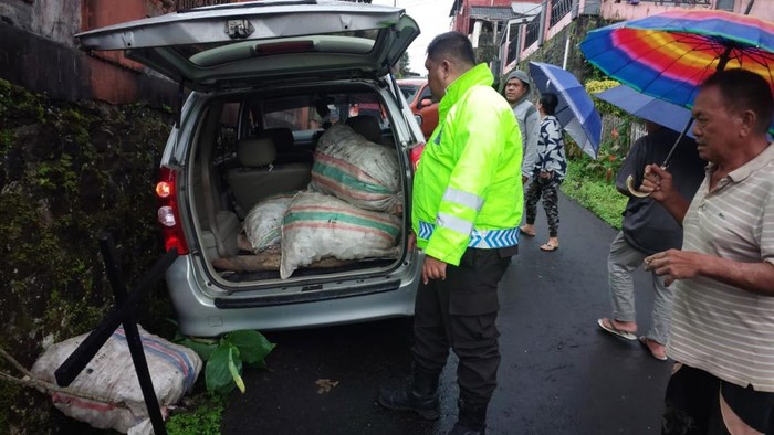 Mobil pelaku pencurian kopra di Minahasa sebelum dibakar warga.
