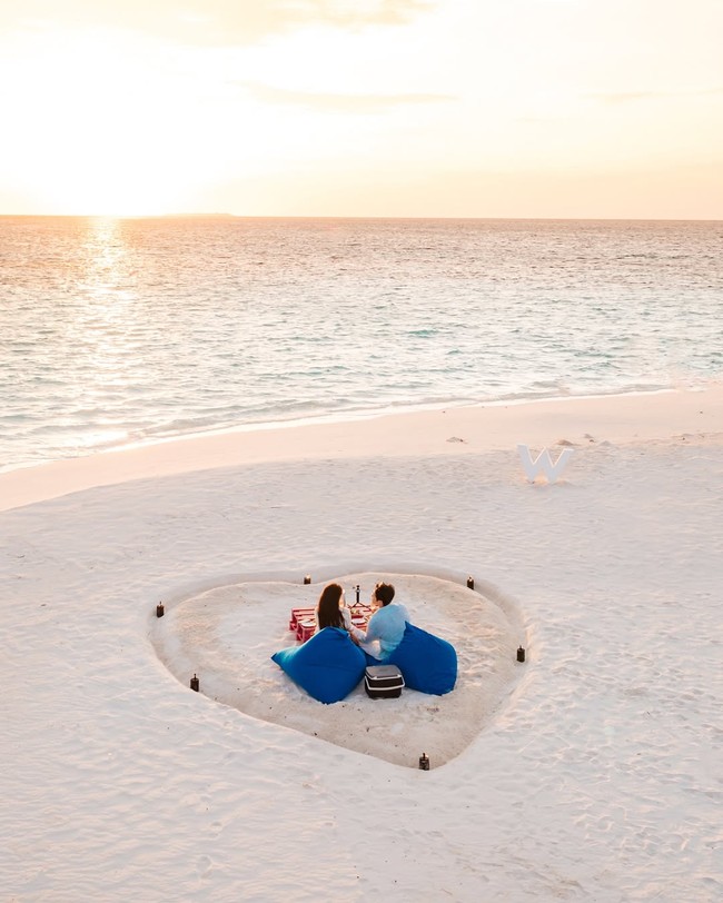Perjalanan bulan madu Ailee dan Choi Si Hun berlanjut ke Maldives. Pasangan yang terpaut tiga tahun itu menikmati momen makan malam di pantai sambil menunggu sunset. Foto: Instagram