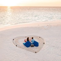 Perjalanan bulan madu Ailee dan Choi Si Hun berlanjut ke Maldives. Pasangan yang terpaut tiga tahun itu menikmati momen makan malam di pantai sambil menunggu sunset. Foto: Instagram