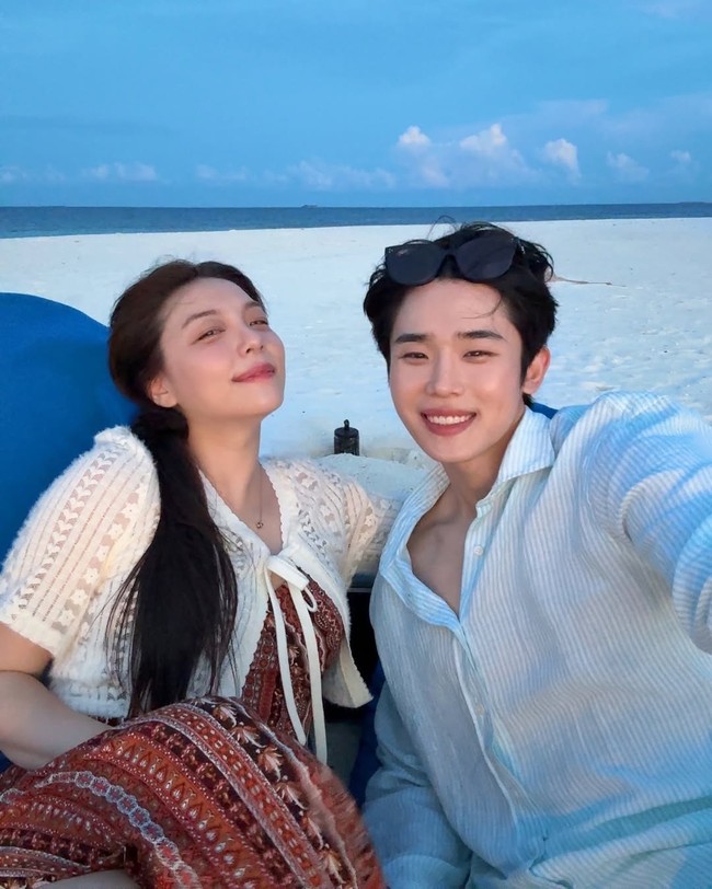 “bener bener ga boleh ga upload sedetik pun iya apa yg udah sah😭😭💖” “Eonnie bagi gogle drive nya aj biar kita liat sendiri deh,” komentar sejumlah penggemar yang gemas melihat kemesraan Ailee dan Choi Si Hun. Foto: Instagram