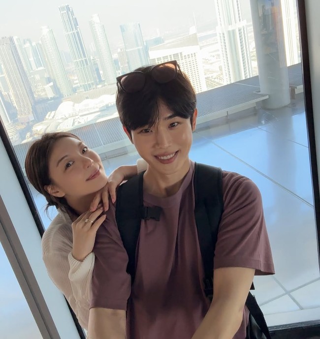 Ailee dan Choi Si Hun menikmati bulan madu romantis di Dubai dan Maldives. Pasangan artis Korea itu telah melangsungkan pesta pernikahan mewah di The RAUM Seoul pada Minggu (20/4/2025). Foto: Instagram