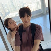 Ailee dan Choi Si Hun menikmati bulan madu romantis di Dubai dan Maldives. Pasangan artis Korea itu telah melangsungkan pesta pernikahan mewah di The RAUM Seoul pada Minggu (20/4/2025). Foto: Instagram