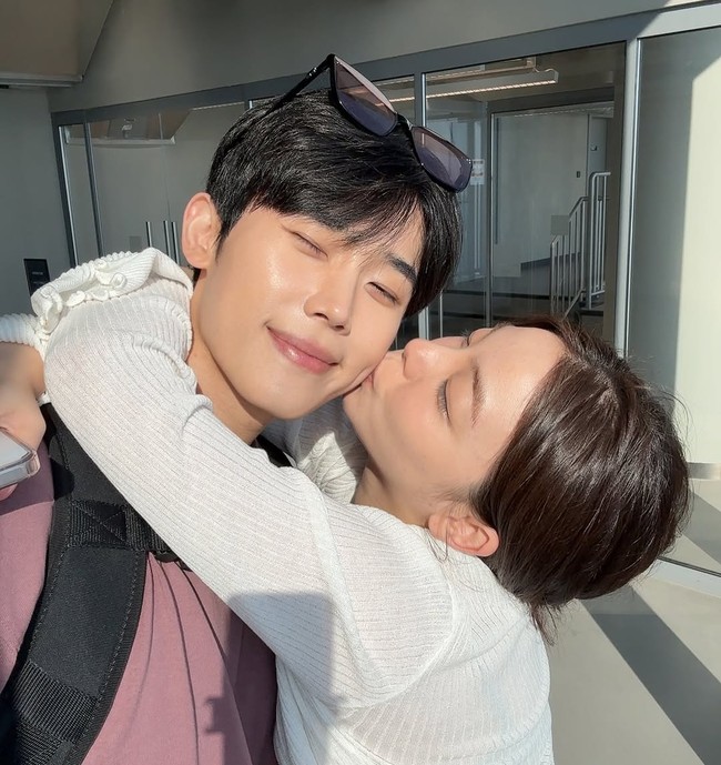 Lewat keterangan fotonya, Choi Si Hun mengungkapkan kebahagiaan setelah menikah dengan Ailee. Mantan kontestan acara perjodohan Netflix Single’s Inferno itu dapat mendengar tawa istrinya yang disebut-sebut lebih indah dari suara musik. Foto: Instagram