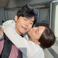 Lewat keterangan fotonya, Choi Si Hun mengungkapkan kebahagiaan setelah menikah dengan Ailee. Mantan kontestan acara perjodohan Netflix Single’s Inferno itu dapat mendengar tawa istrinya yang disebut-sebut lebih indah dari suara musik. Foto: Instagram