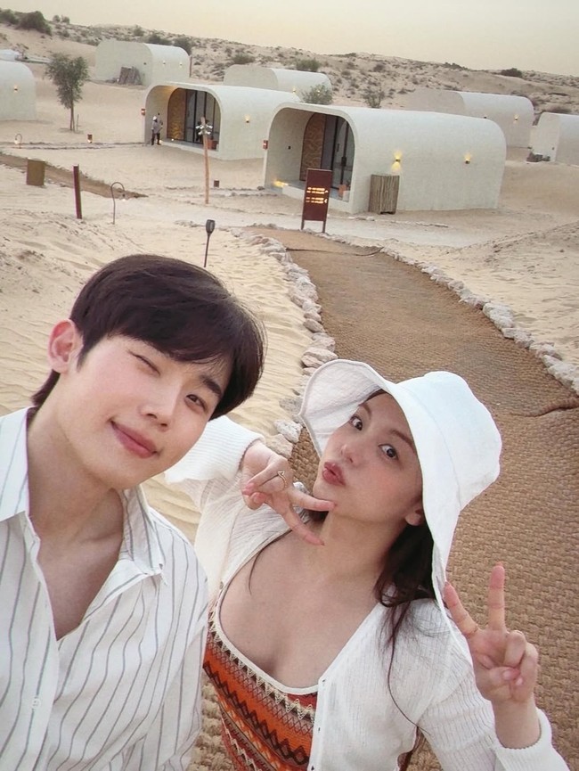 Ailee tampil seksi memakai knit dress bernuansa oranye dan coklat di balik cardigan putih. Sedangkan Choi Si Hun memakai kemeja putih garis-garis yang senada. Foto: Instagram