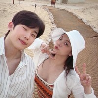 Ailee tampil seksi memakai knit dress bernuansa oranye dan coklat di balik cardigan putih. Sedangkan Choi Si Hun memakai kemeja putih garis-garis yang senada. Foto: Instagram