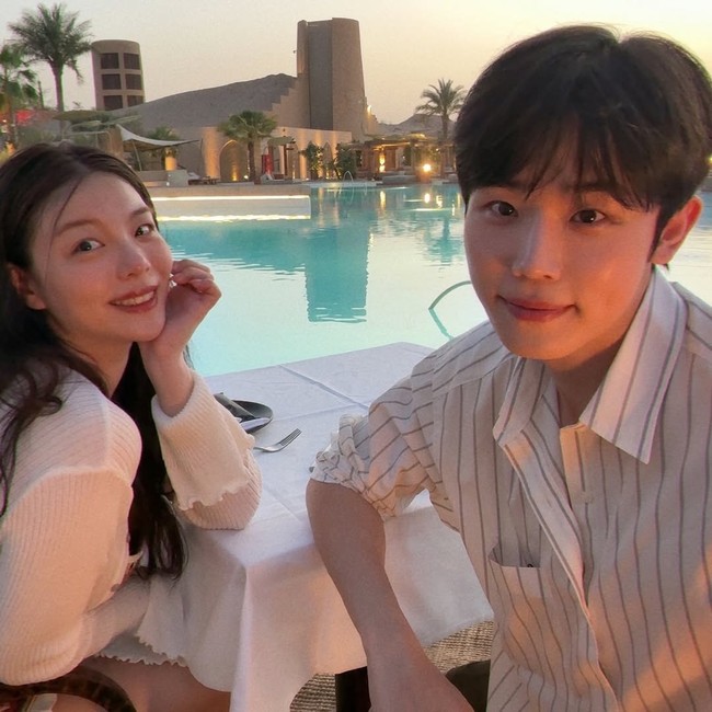 Ailee dan Choi Si Hun menggelar pesta pernikahan berkonsep indoor dan outdoor di hari yang sama, bahkan berganti tiga busana desainer berbeda. Dubai dan Maldives dipilih sebagai destinasi bulan madu untuk melepas penat setelah mengurus pernikahan. Foto: Instagram