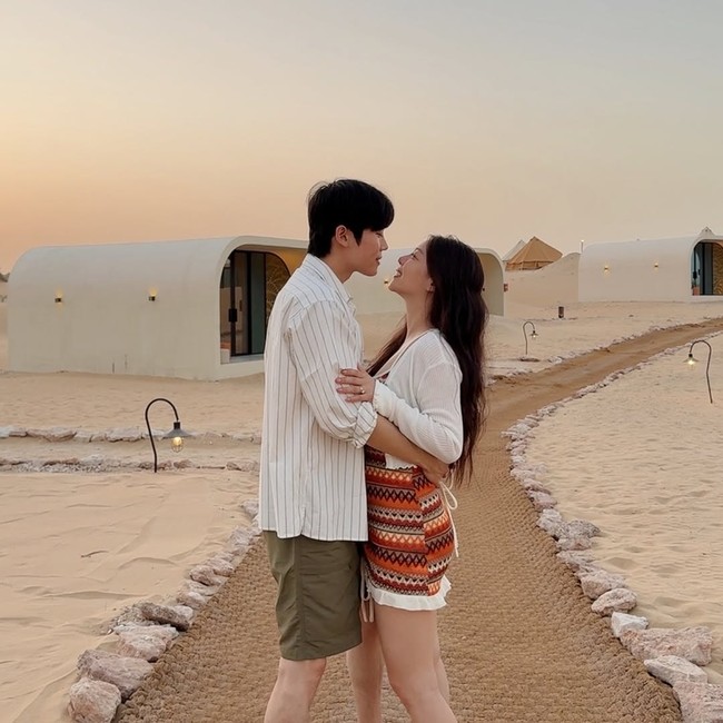 Berselang lima hari setelah pesta pernikahannya, Ailee dan Choi Si Hun mulai membagikan foto di destinasi pertama mereka. Aura bahagia terpancar dari pasutri baru yang menginap di hotel mewah Terra Solis Dubai di tengah padang pasir. Foto: Instagram