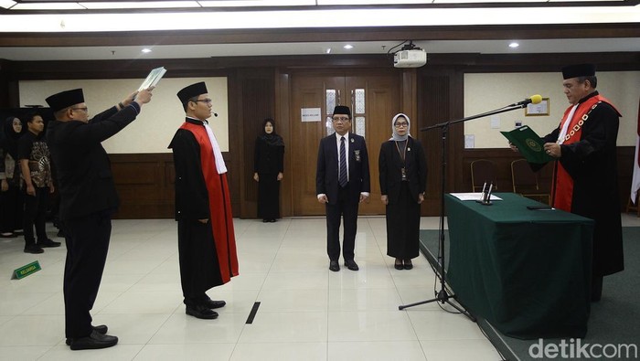Momen Eks Jurnalis Dilantik Jadi Hakim Ad Hoc Tipikor Ketua Pengadilan Negeri (PN) Jakarta Pusat Hendri Tobing melantik hakim ad hoc Tindak Pidana Korupsi (Tipikor) Andi Saputra di PN Jakarta Pusat, Jl Bungur Raya, Rabu (30/1/2025). Mantan jurnalis detikcom tersebut dilantik setelah proses seleksi hakim ad hoc angkatan ke-21 yang diikuti lebih dari 500 peserta ujian tertulis dan 156 peserta ujian wawancara pada pertengahan tahun lalu. Andi Saputra mengisi kursi hakim ad hoc Tipikor Jakarta yang akan mengadili kasus-kasus korupsi besar seperti suap hakim CPO minyak goreng hinggaΒ kasus Pertamax oplosan.