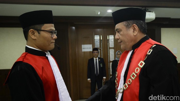 Momen Eks Jurnalis Dilantik Jadi Hakim Ad Hoc Tipikor Ketua Pengadilan Negeri (PN) Jakarta Pusat Hendri Tobing melantik hakim ad hoc Tindak Pidana Korupsi (Tipikor) Andi Saputra di PN Jakarta Pusat, Jl Bungur Raya, Rabu (30/1/2025). Mantan jurnalis detikcom tersebut dilantik setelah proses seleksi hakim ad hoc angkatan ke-21 yang diikuti lebih dari 500 peserta ujian tertulis dan 156 peserta ujian wawancara pada pertengahan tahun lalu. Andi Saputra mengisi kursi hakim ad hoc Tipikor Jakarta yang akan mengadili kasus-kasus korupsi besar seperti suap hakim CPO minyak goreng hingga kasus Pertamax oplosan.