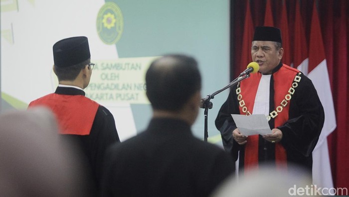 Ketua Pengadilan Negeri (PN) Jakarta Pusat Hendri Tobing melantik hakim ad hoc Tindak Pidana Korupsi (Tipikor) Andi Saputra di PN Jakarta Pusat, Jl Bungur Raya, Rabu (30/1/2025). Mantan jurnalis detikcom tersebut dilantik setelah proses seleksi hakim ad hoc angkatan ke-21 yang diikuti lebih dari 500 peserta ujian tertulis dan 156 peserta ujian wawancara pada pertengahan tahun lalu. Andi Saputra mengisi kursi hakim ad hoc Tipikor Jakarta yang akan mengadili kasus-kasus korupsi besar seperti suap hakim CPO minyak goreng hingga kasus Pertamax oplosan.