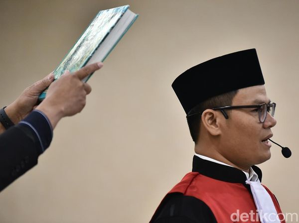 Kado Prabowo buat Hakim: Gaji Naik!