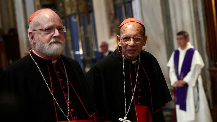 Momen Para Kardinal Berdoa di Makam Paus Fransiskus Cardinal Oswald Gracias and Cardinal Sean Patrick O'Malley leave along with other Cardinals after attending Vespers prayers and visiting the tomb of the late Pope Francis at the Basilica of Saint Mary Major (Santa Maria Maggiore), in Rome, Italy, April 27, 2025. REUTERS/Guglielmo Mangiapane