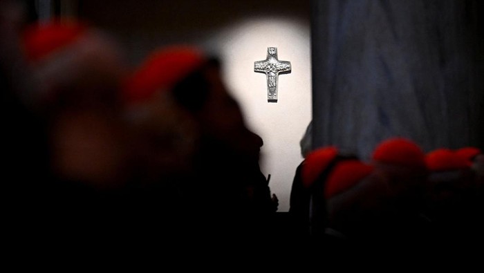 Momen Para Kardinal Berdoa di Makam Paus Fransiskus The crucifix over the tomb of Pope Francis is illuminated near cardinals attending the Vespers prayers after visiting his tomb, in Papal Basilica of Saint Mary Major (Santa Maria Maggiore), in Rome, Italy, April 27, 2025. Simone Risoluti/Vatican Media/ΒHandout via REUTERS ATTENTION EDITORS - THIS IMAGE WAS PROVIDED BY A THIRD PARTY. TPX IMAGES OF THE DAY