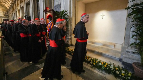 Momen Para Kardinal Berdoa di Makam Paus Fransiskus