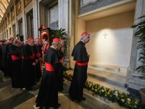Momen Para Kardinal Berdoa di Makam Paus Fransiskus