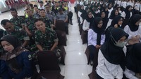 Anggota Satuan Tugas (Satgas) Panitia Penyelenggara Ibadah Haji (PPIH) Embarkasi Solo mengikuti pengukuhan di Asrama Haji Donohudan, Boyolali, Jawa Tengah, Rabu (30/4/2025).