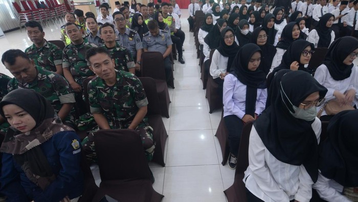 Momen Pengukuhan Satgas PPIH Embarkasi Solo 2025 Anggota Satuan Tugas (Satgas) Panitia Penyelenggara Ibadah Haji (PPIH) Embarkasi Solo mengikuti pengukuhan di Asrama Haji Donohudan, Boyolali, Jawa Tengah, Rabu (30/4/2025). Sebanyak 270 anggota Satgas PPIH Embarkasi Solo Tahun 1446H/2025 dikukuhkan untuk melayani para calon haji selama masuk di asrama haji tersebut. ANTARA FOTO/Aloysius Jarot Nugroho/Spt.