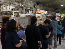 Kedai Nasi Kari khas Indonesia Diantre Mengular di Singapura
