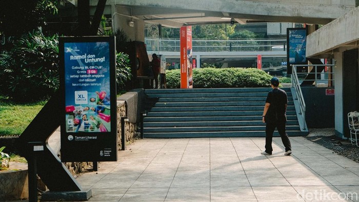 Kalau kamu sedang jalan-jalan ke kawasan Blok M, jangan sampai melewatkan satu spot keren ini: Taman Literasi Christina Martha Tiahahu.